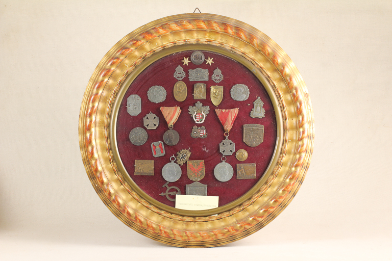 Espositore contenente distintivi di vario genere